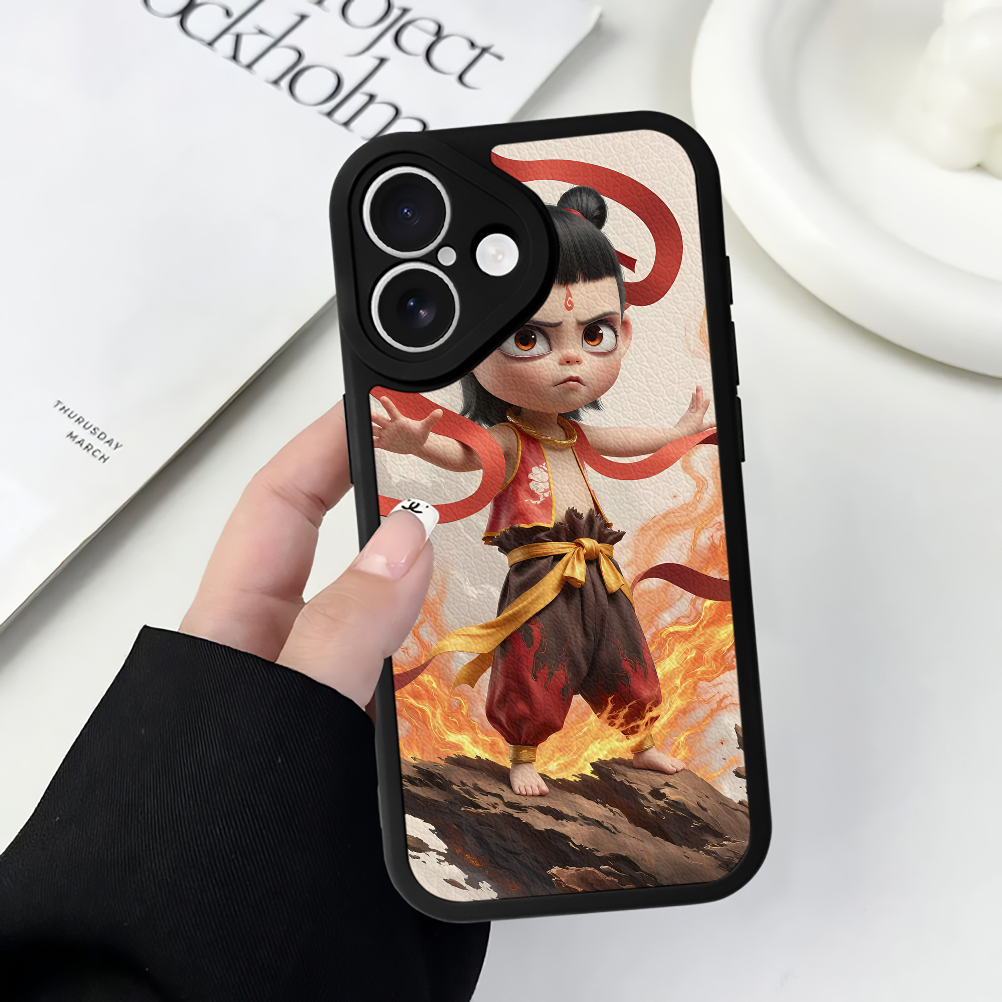 （画像用） Ne Zha 2 ナタ 魔童の大暴れ 【iPhone 16シリーズ対応】シリコンスマホケース（レザー調） 材質：シリコン